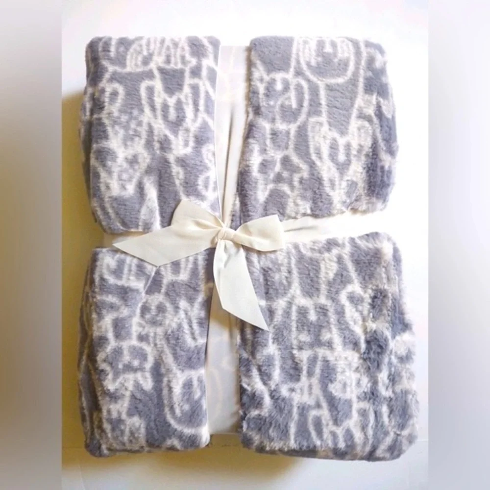 Canine Creations Throw Blanket With Waterproof Liner - White & Gray